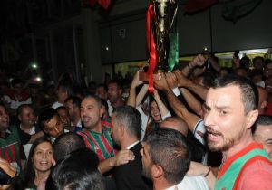 Ve şampiyon İzmir’de: Karşıyaka sabaha kadar uyumadı 