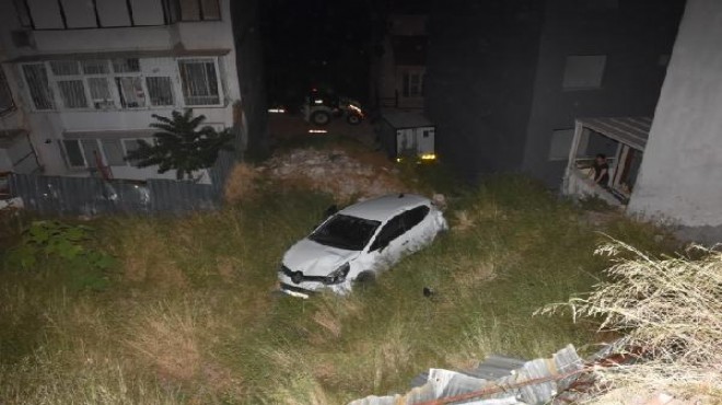 İzmir de kaza... 5 metreden uçtular!