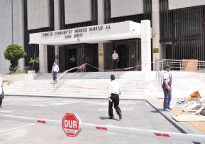 Flaş! ‘İzmir’in Başbakanlık Ofisi’ önünde bomba paniği 