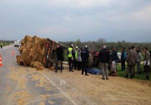 İzmir’de saman yüklü traktör devrildi: 1 ölü, 1 yaralı 