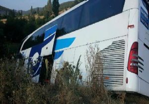 Yolcu otobüsü TIR’a çarptı: 13 yaralı 