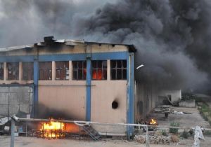 İzmir de yangın paniği: Mobilya fabrikası alev alev 