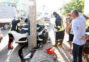 Feci kaza: Otomobil elektrik direğine çarptı 