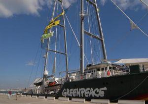 Greenpeace’in efsane gemisi İzmir’de