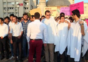 İzmir’de Mursi’ye verilen cezaya kefenli protesto 	