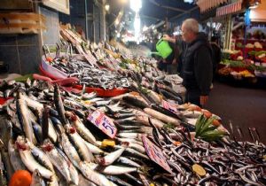 İzmir’de balıklar tezgahlara sığmıyor! 