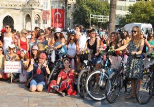 İzmir’de ‘süslü’ tur: Yüzlerce kadın pedal çevirdi 