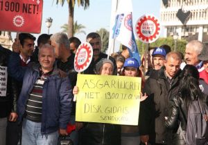 İzmir’de işçilerden tiyatrolu asgari ücret talebi 