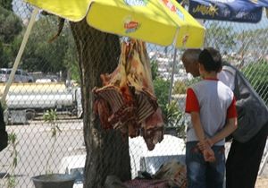 İzmir’de 40 derece sıcakta sokakta et satışı