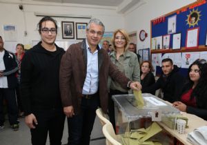 Karşıyaka da Akpınar ailesinin oy heyecanı