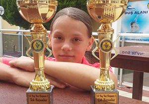 Teniste 12 yaş turnuvasının kazananı Ayris