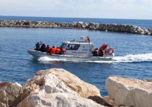 Botları su alan kaçakları Sahil Güvenlik kurtardı