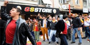 İzmir de olaylı imza günü: Galatasaray taraftarına saldırı 