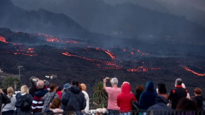 Adadaki yanardağ felaketine turist akını!