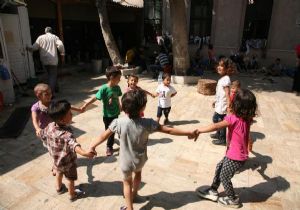 Cami avluları ve süs havuzları Suriyeli çocukların...