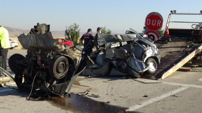 Afyon da korkunç kaza: Araba kağıt gibi yırtıldı!