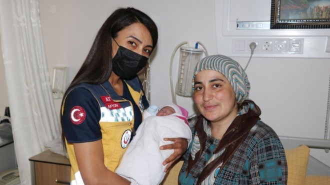 Afyonkarahisar da 112 ekibi, hamile kadınının doğumunu ambulansta yaptırdı