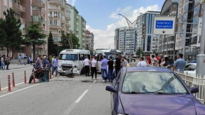 Afyonkarahisar da zincirleme trafik kazası: 19 yaralı