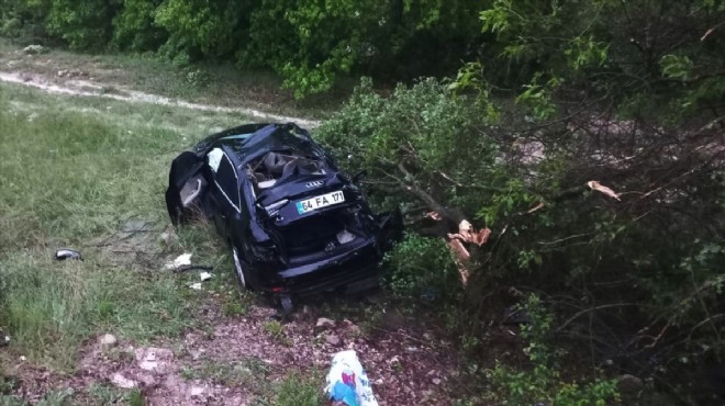 Ağaçlara çarpan otomobil şarampole devrildi... Feci kazada can pazarı!