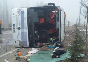 Afyon da sis otobüs devirdi: 2 ölü 23 yaralı!