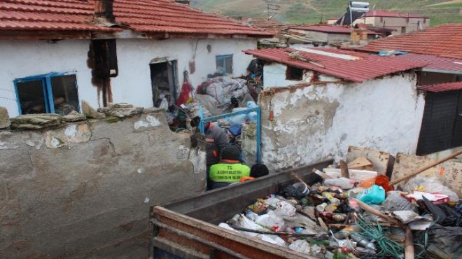 Alaşehir de 2 evden 20 römork dolusu çöp çıktı