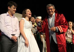 Karşıyakalı gençlerden tiyatro şöleni: Başkan da rol aldı