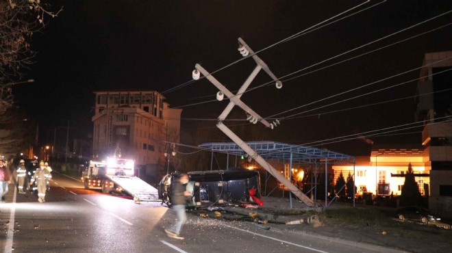 Alkollü sürücü direği yıktı! Mahalle elektriksiz kaldı