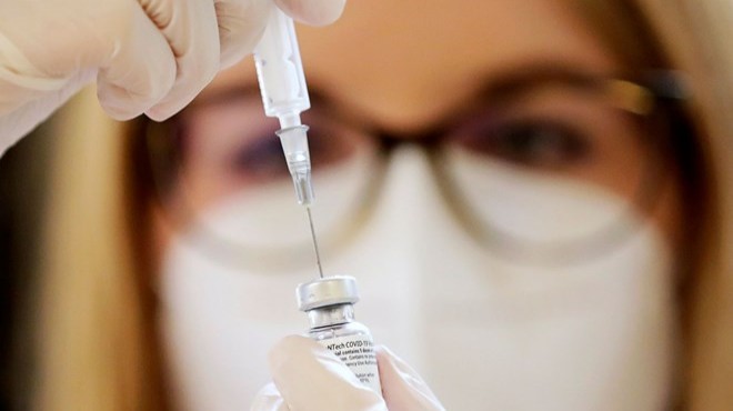 Almanya da 8 kişiye yanlışlıkla 5 kat fazla doz aşı yapıldı