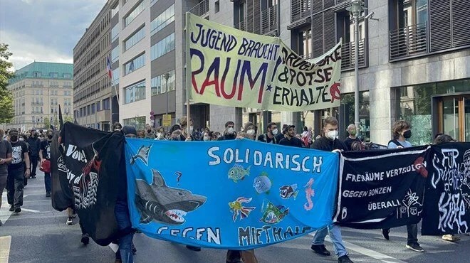 Almanya da artan konut fiyatları protesto edildi