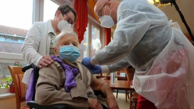 Almanya da ilk Covid-19 aşısı 101 yaşındaki kişiye yapıldı