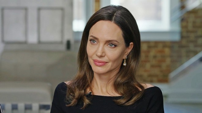 Angelina Jolie mülteciler için moda dünyasına adım attı
