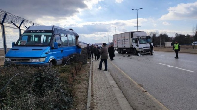 Ankara da kamyon minibüse çarptı: 7 yaralı
