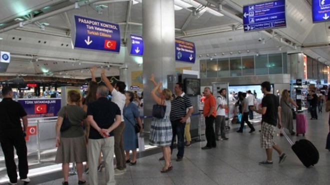 Aranan 58 kişi havaalanında yakalandı