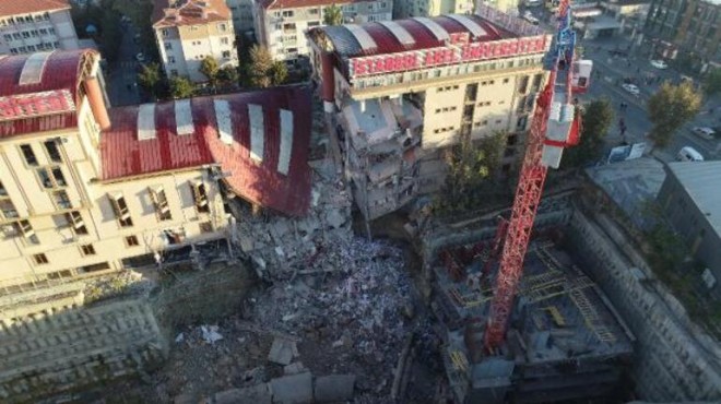 Arel Üniversitesi binasının bir kısmı çöktü