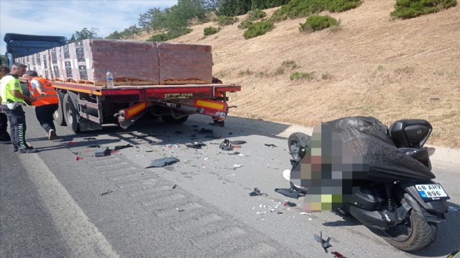 Arızalanan kamyona çarpan motosikletin sürücüsü öldü