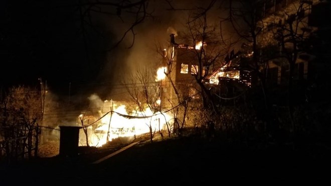 Artvin de bir köyde yangın çıktı: 4 ev yandı