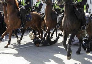 Atlı polisler ırkçılık karşıtlarını ezdi!