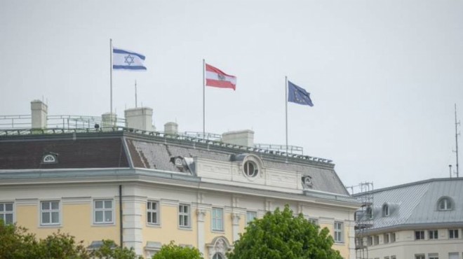 Avusturya başbakanlık binasına İsrail bayrağı çekildi