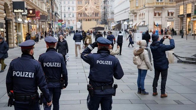 Avusturya da aşısızlara sokak yasağı başladı