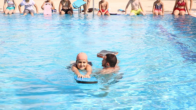 Aydın Büyükşehir Belediyesi çocuklara yüzme öğretiyor