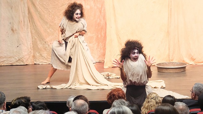 Aydın Büyükşehir Belediyesi Şehir Tiyatroları tiyatroseverleri ‘Şatonun Altında’ oyunuyla buluşturdu