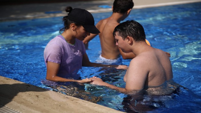 Aydın dan otizmli bireylere özel yüzme kursu