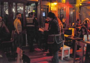 İzmir’de eğlence mekanlarına sahte içki baskını! 
