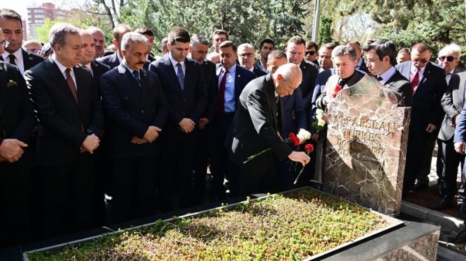 Bahçeli, Alparslan Türkeş in kabrini ziyaret etti