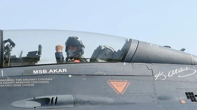 Bakan Akar dan Ege de F-16 ile uçuş