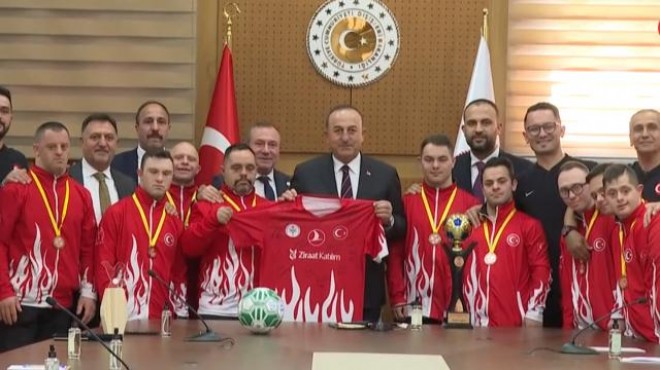 Bakan Çavuşoğlu özel sporcuları kabul etti
