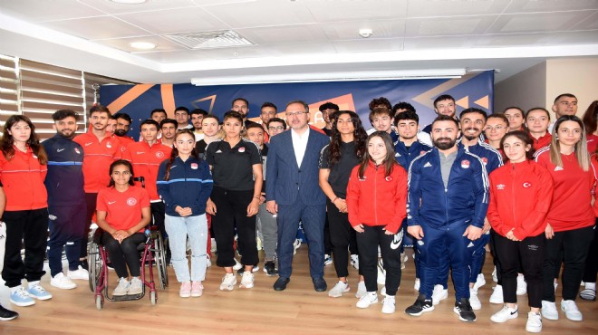 Bakan Kasapoğlu şampiyon sporcularla buluştu: Türkiye Yüzyılı sporun yüzyılı olacak