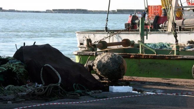 Balıkçıların ağına deniz mayını takıldı