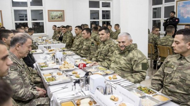 Başbakan kışlada askerlerle yemek yedi