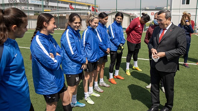 Başkan Batur’dan kadın futbolculara moral ziyareti